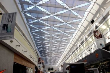 Protección solar interior del centro comercial Alto Avellaneda