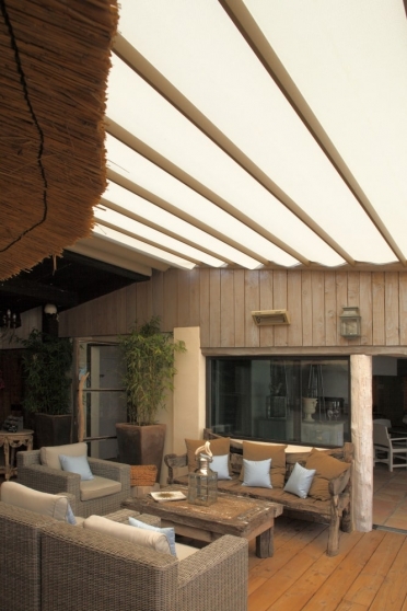 Protección solar exterior del restaurante Le Prao en Sainte-Maxime