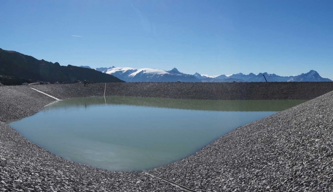 Reserva de agua en montaña Alper d'Huez